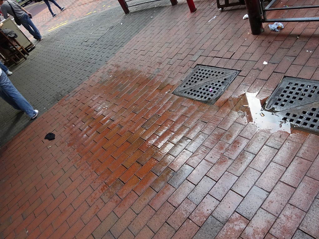 「滴水」で濡れている歩道